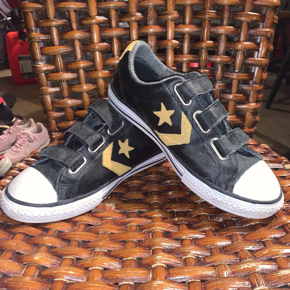 Super cute strappy converse!